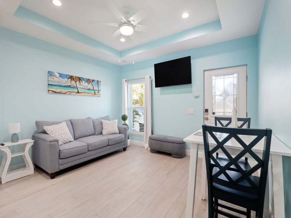 Living Room w/ Queen Pullout Sofa Bed