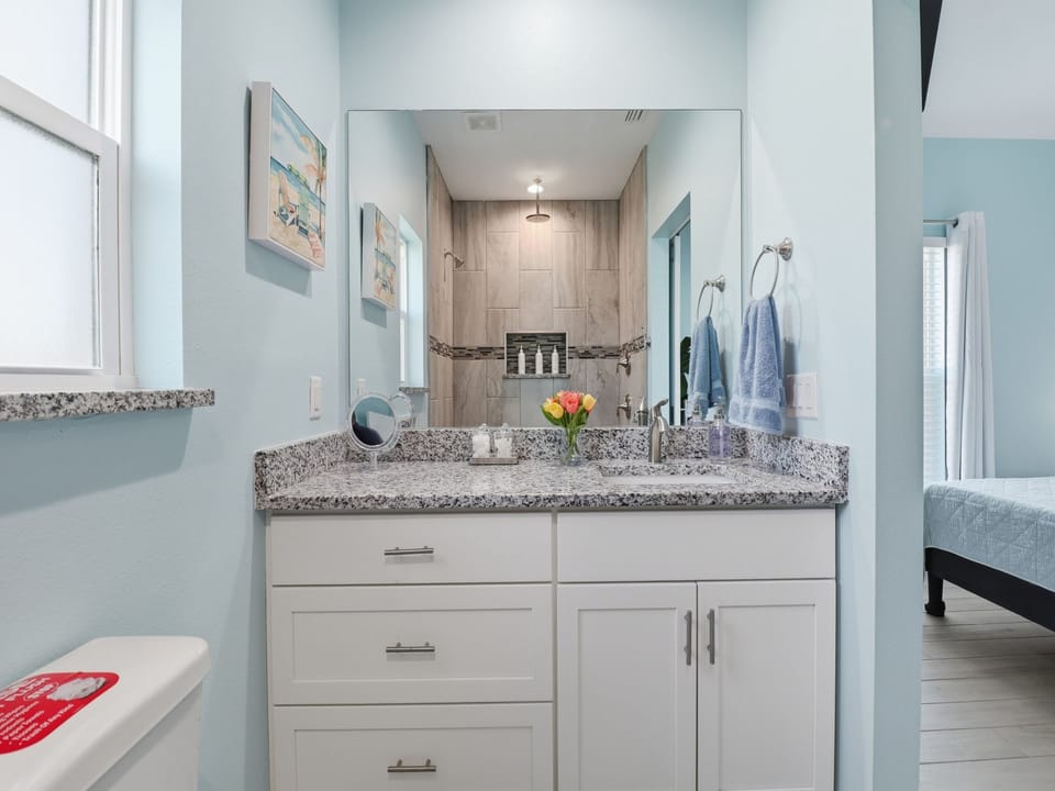 Primary Bathroom w/ Dual Showerheads