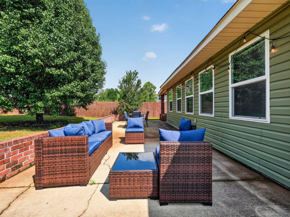 Southern Comfort Escapes 5BR for 14 Near NASA House in Huntsville