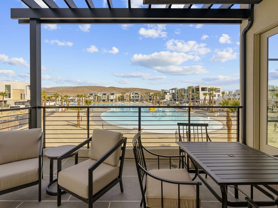Unit B - Outdoor Seating