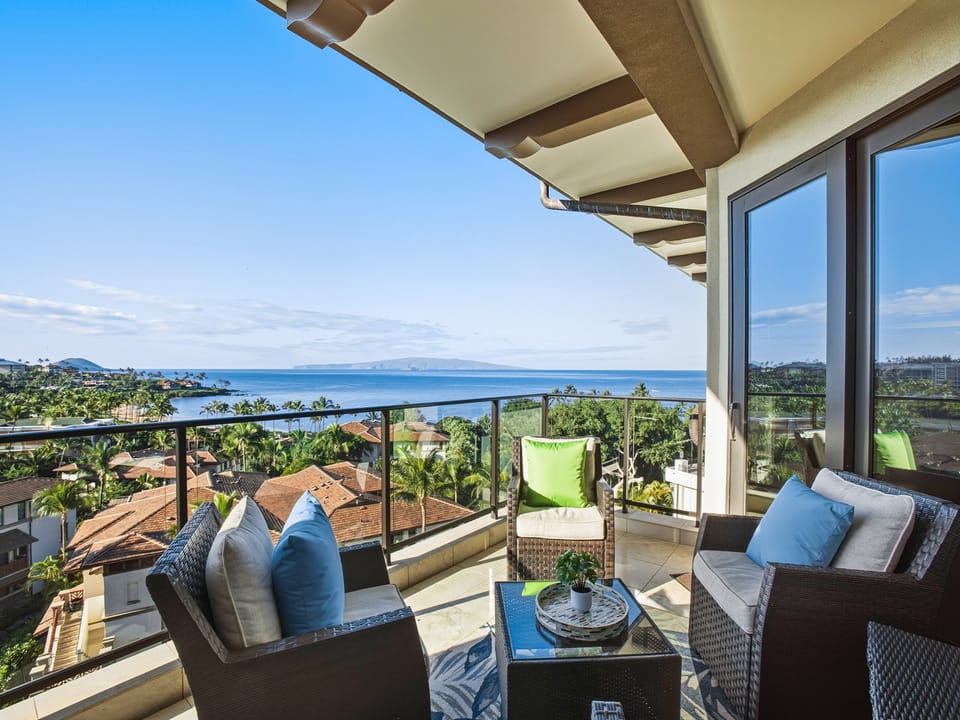 Oceanview dining and sunset moments from your private lanai