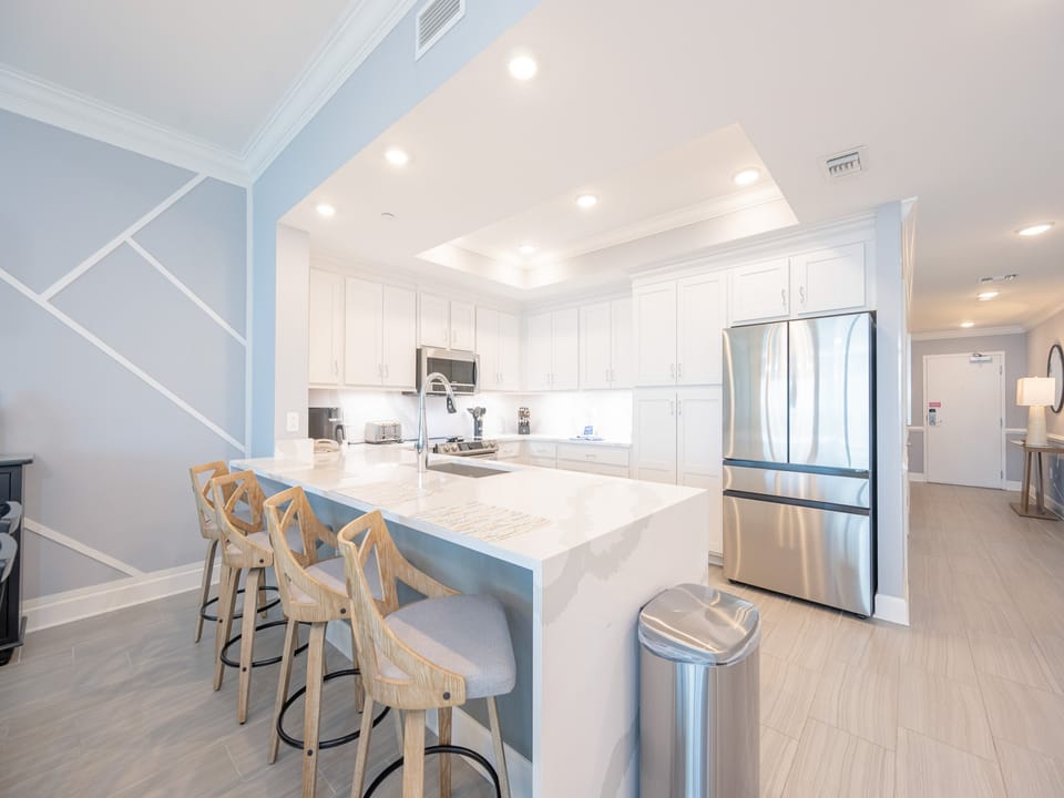 Enjoy breakfast or a post beach snack at this lovely bar with seating for four
