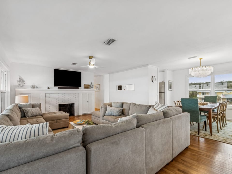 Living Area/Dining Area