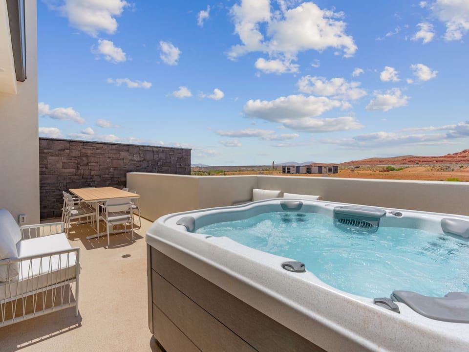 Private Hot Tub + Outdoor Dining