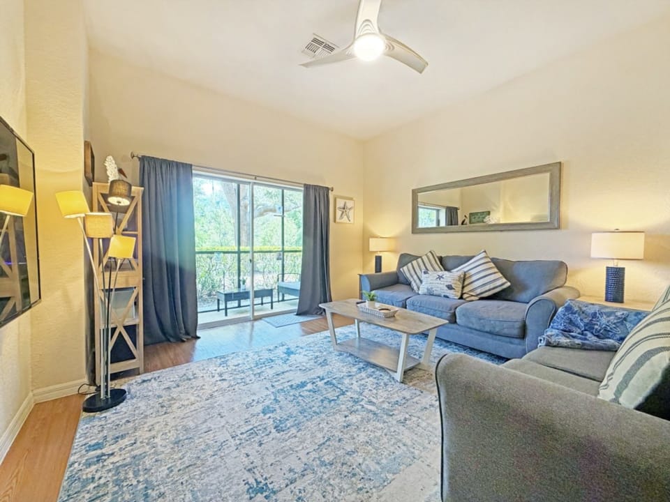 5-Living Room.JPG