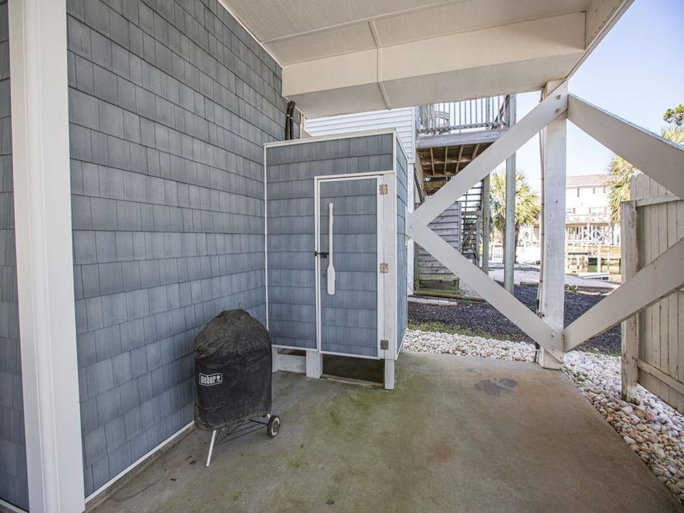 Enclosed Hot and Cold Outdoor Shower