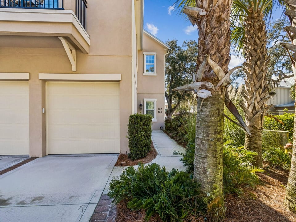 Entrance/Driveway
