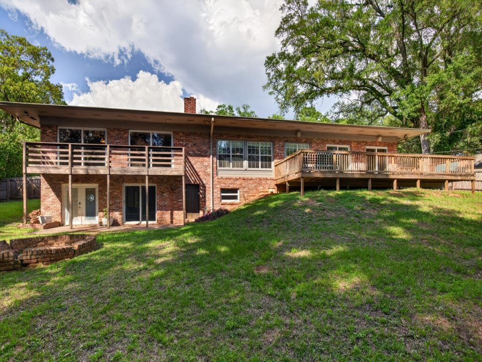 Rear view (Balcony, Lower entrance, deck)