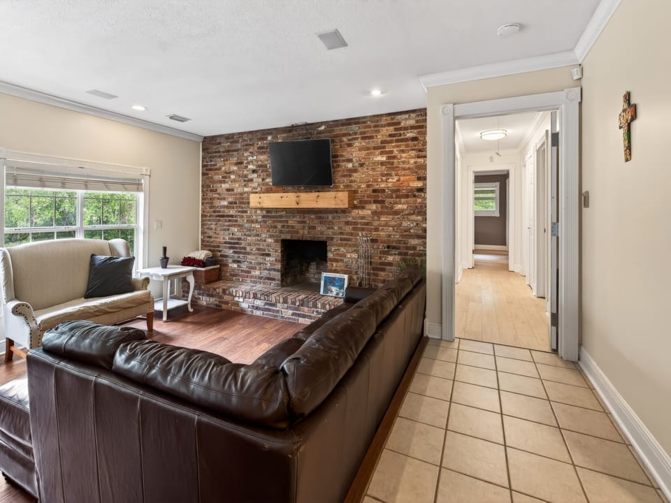 Living area (1st flr)