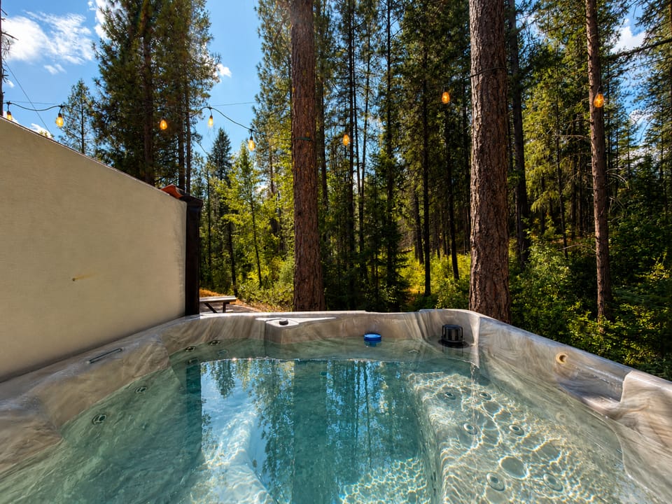 Private hot tub under the star filled skies  (1)