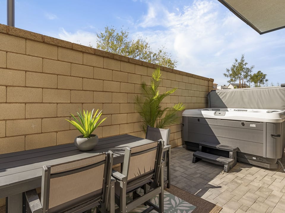 Private Hot Tub + Outdoor Dining