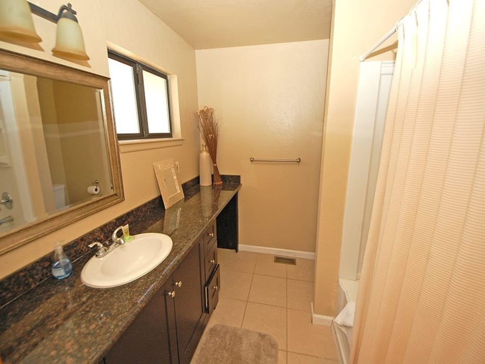Bathroom 2 (En suite)
