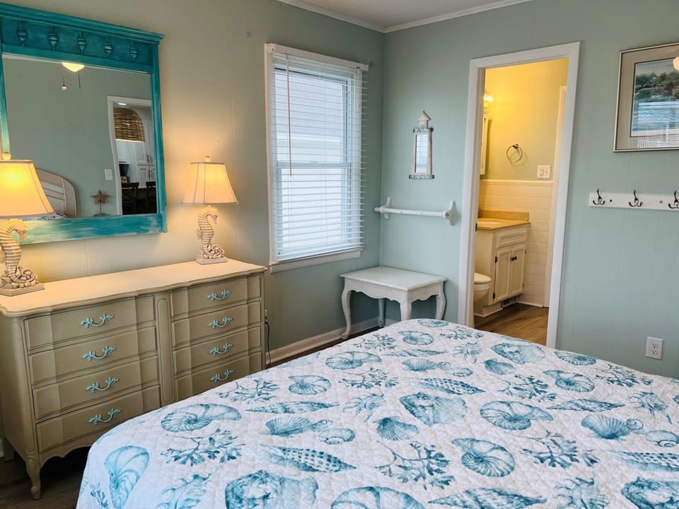 Upper Level Queen Bedroom 1