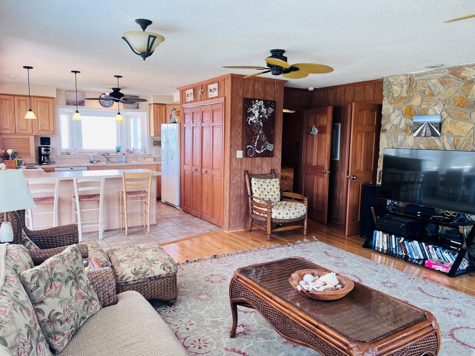 Lower level living and kitchen area (2)