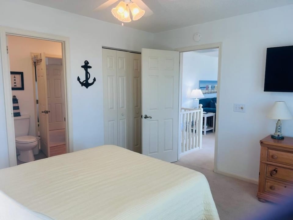 Upper Level Bedroom 2 - Queen 3