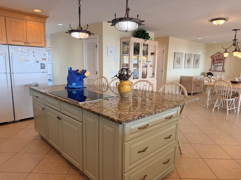 Kitchen Island & Seating at Majak Moments