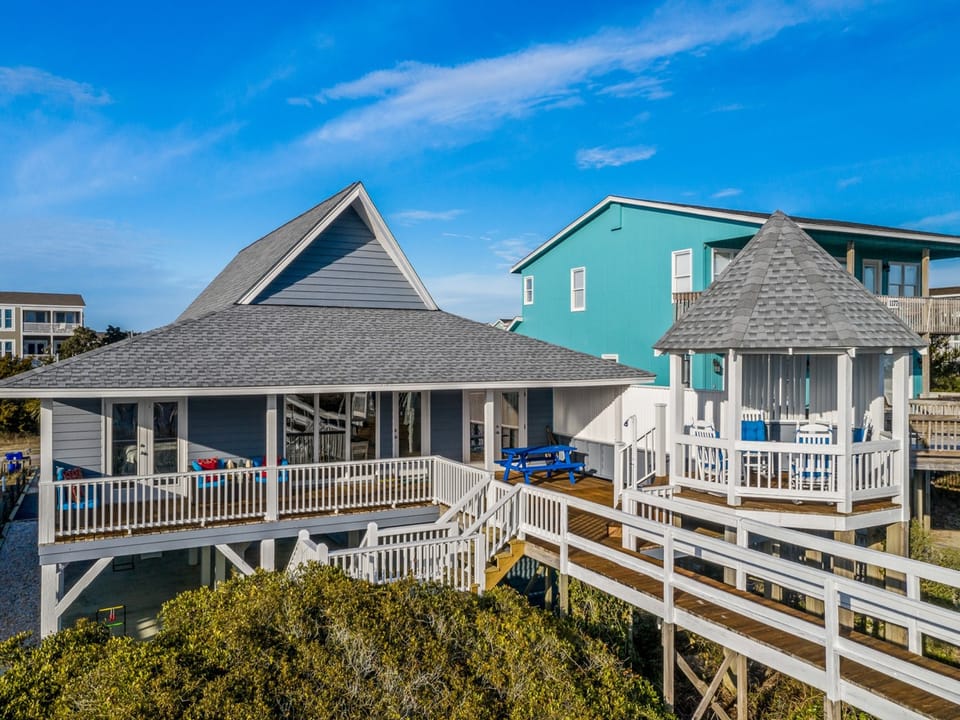 Oceanside Exterior (148KB)
