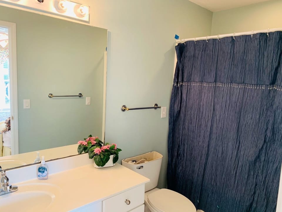 Queen 2 Connected Bathroom