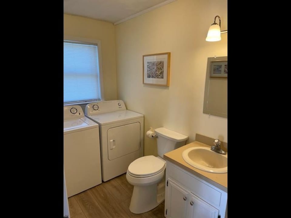 First floor full bath and Laundry (002)