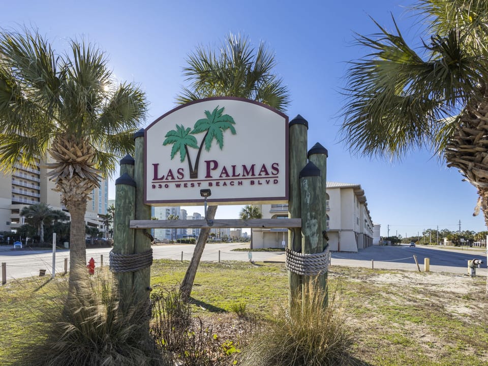 Las Complex is located in the "Y" of West Beach Boulevard and West Lagoon Avenue in Gulf Shores. Access the beach by way of any of the nearby public beach points along West Beach.