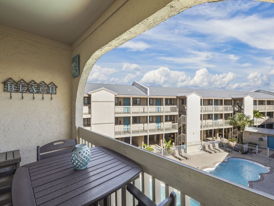 Enjoy your morning coffee or evening cocktail on this spacious balcony overlooking the pools of Las Palmas.
