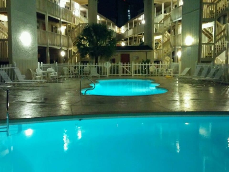 Beautiful view of the complex at night! Night swim anyone???!