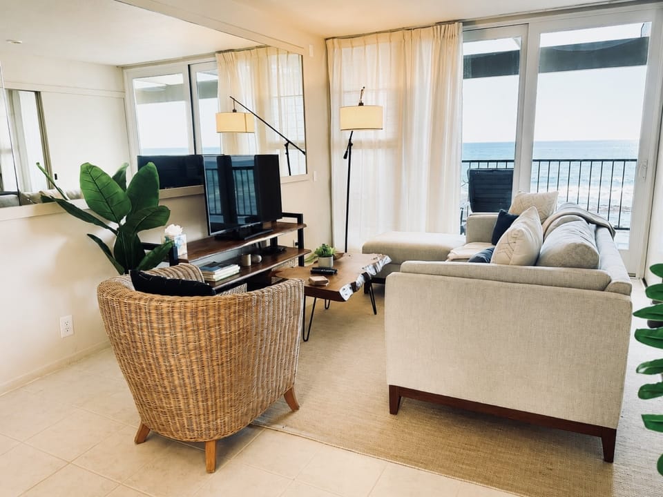 Living Room to Lanai