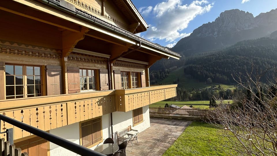 Marvelous Luxurious Furnished Flat with Outstanding Views Apartment in Saanen