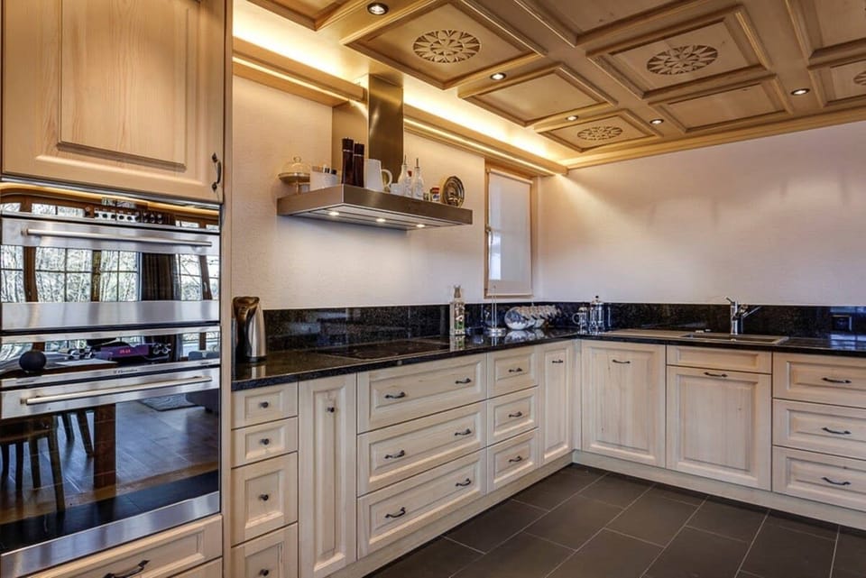 Luxurious Flat with Jacuzzi & Sauna Apartment in Saanen