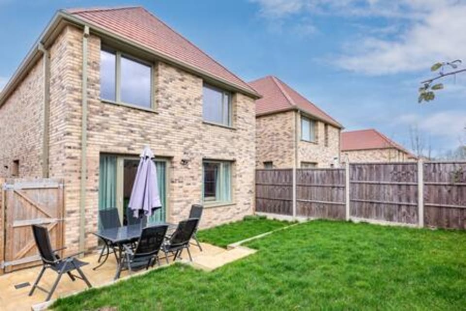 Stylish 4-BR House with 3 Ensuite & Free Parking House in Oxford