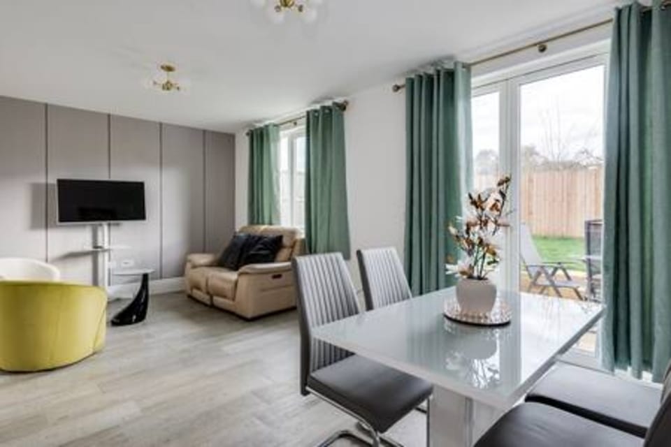 Stylish 4-BR House with 3 Ensuite & Free Parking House in Oxford