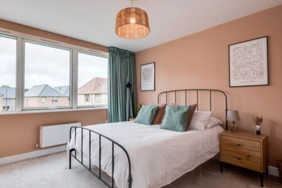 Family-Friendly Getaway - Garden, Parking Sleeps 8 House in Oxford