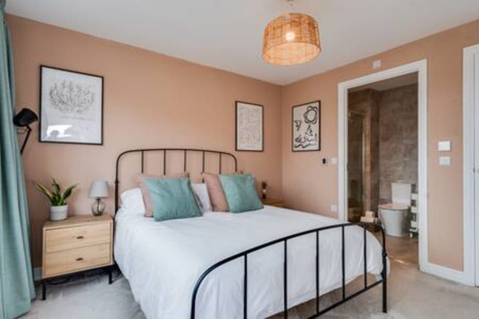 Family-Friendly Getaway - Garden, Parking Sleeps 8 House in Oxford