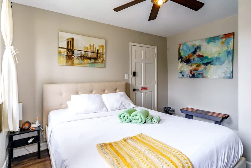 Parking Free - Over 4,500 Reviews - PRIME Location House in Ohio