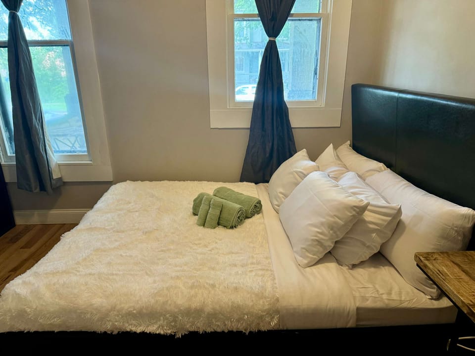 🌿 The Palmhouse by Jungle House | 5,800+ Reviews | Downtown & Short North | Close to OSU, Convention Center & Nationwide Arena | Free Parking House in Ohio