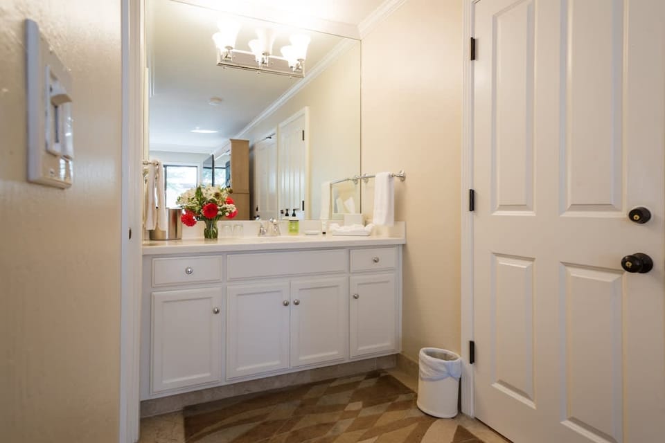 Lux Napa Escape | King Bed + Steps to Wineries Apartment in Napa Valley