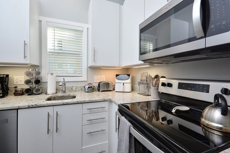 Kitchen: microwave, stove, oven, sink, air fryer, toaster, coffee maker, kettle