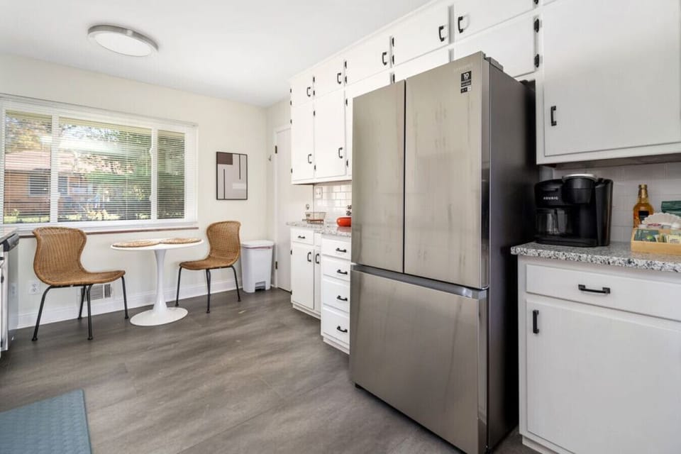 Fully Stocked Eat-In Kitchen