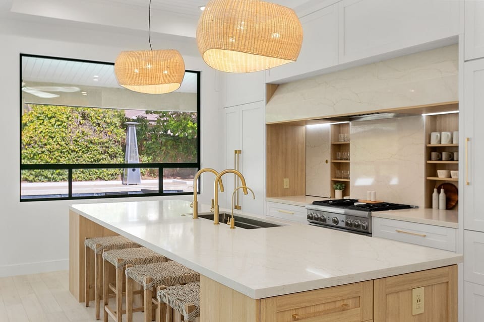 Beautiful fully-stocked designer kitchen