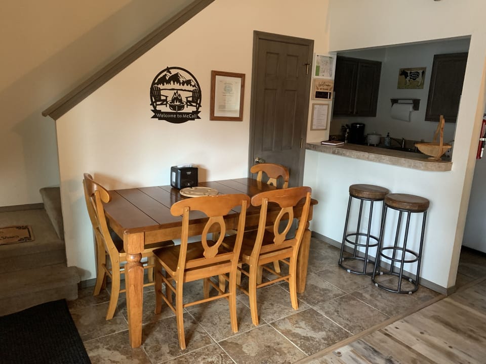 First Floor, Dining Area
Enjoy a nice meal all together!