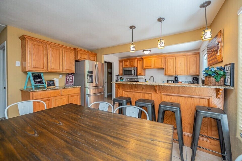 Create lasting memories around the table. Where good food and good times meet. Gather and dine. Perfect for sharing.