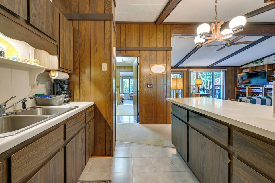 Kitchen | Cooking Basics | Coffee Maker | Trash Bags & Paper Towels Provided