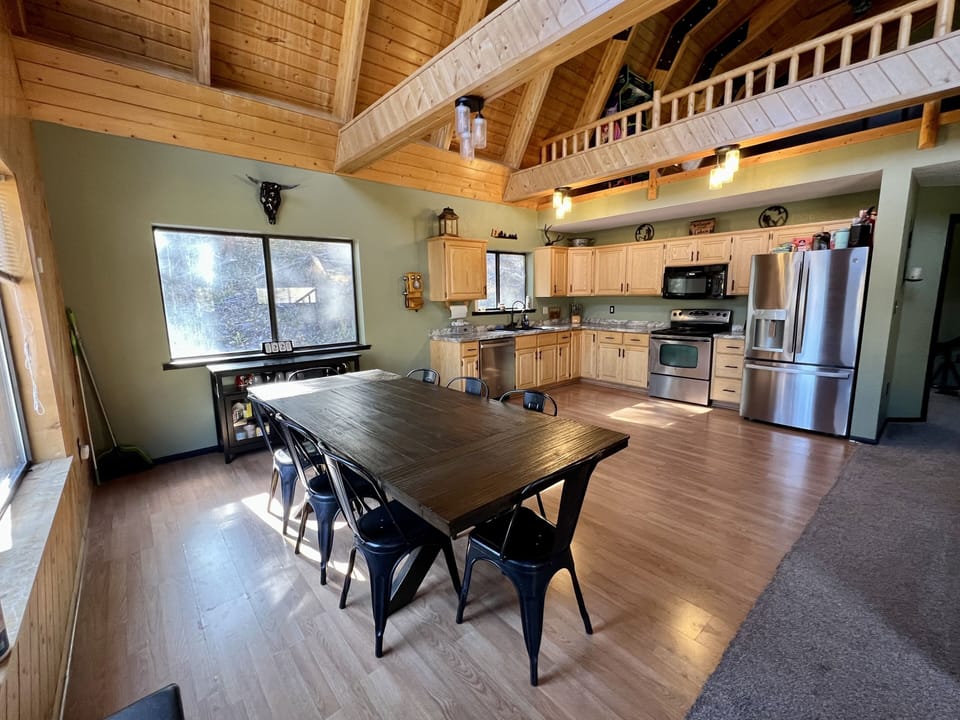 Fully equipped kitchen with large table to easily seat large groups.