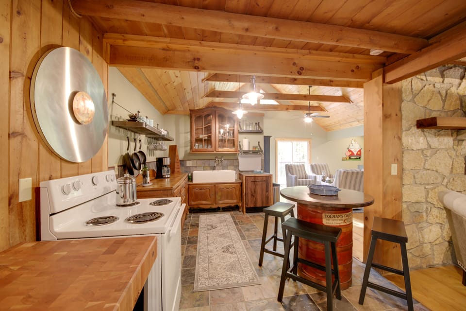 Kitchen | Coffee Maker | Trash Bags & Paper Towels Provided