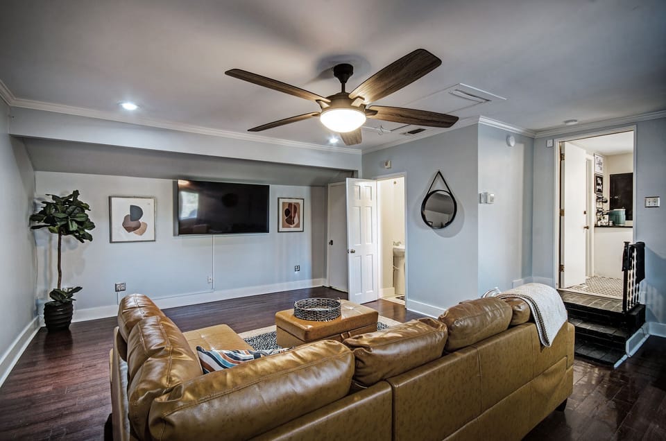 Leather sectional with a Smart TV and half bath. Enter the house through the back with no stairs.