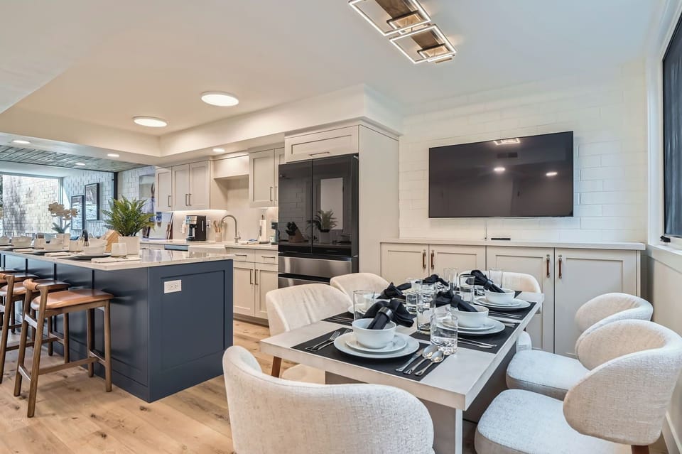 Wonderful Modern Decor and Dining Table for 6