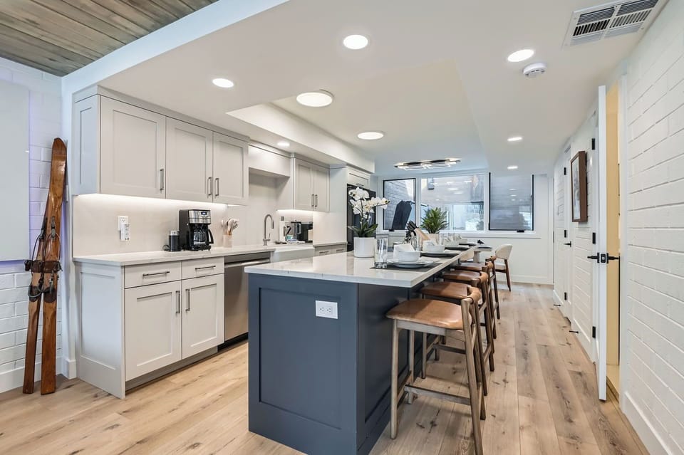 Kitchen Island with additional seating for 4