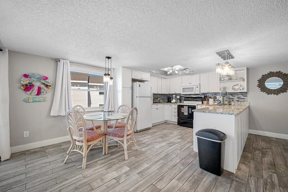 Kitchen with table for 4