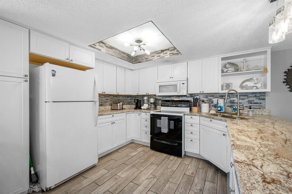 Fully equipped Kitchen with granite countertops