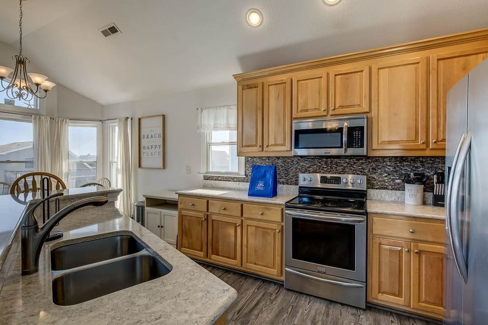 Top-Level Kitchen with Bar (seats 4)